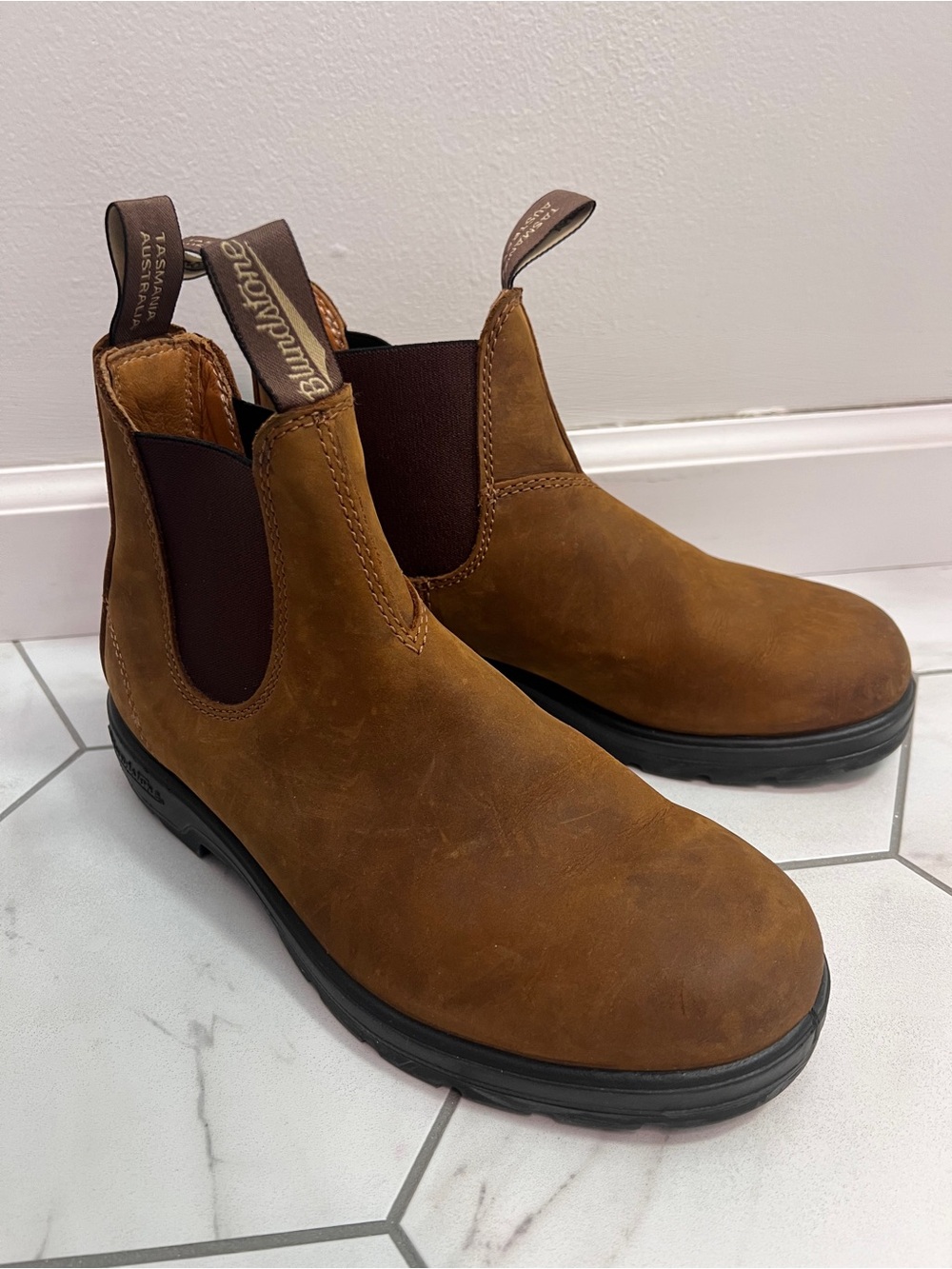 Blundstone 562 Saddle Brown
Premium Leather Chelsea Boots
Size 9.5 Womens
